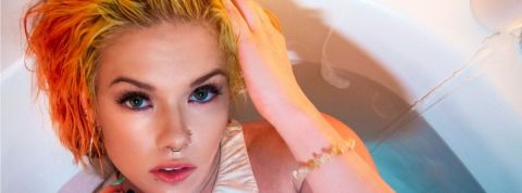 Le bain, la nouvelle tendance des réseaux sociaux Une femme avec les cheveux orange dans sa baignoire