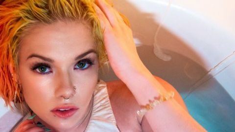 Une femme avec les cheveux orange dans sa baignoire