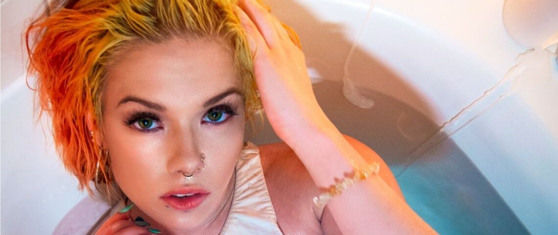 Le bain, la nouvelle tendance des réseaux sociaux Une femme avec les cheveux orange dans sa baignoire