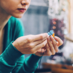 Femme en train de fabriquer un bijou