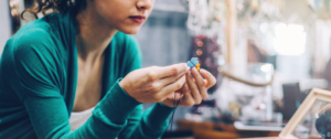 Femme en train de fabriquer un bijou
