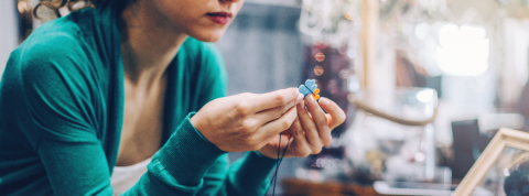 La Ruche qui dit Oui, Etsy... ces sites sympathiques qui cachent des situations de précarité Femme en train de fabriquer un bijou