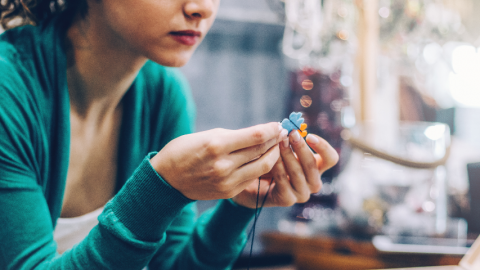 Femme en train de fabriquer un bijou