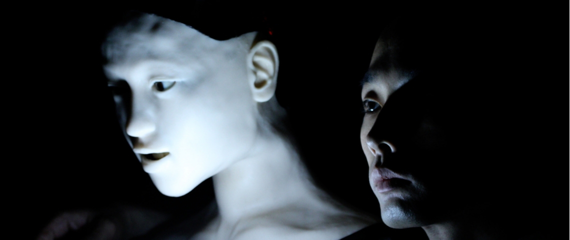 le visage d'un homme à côté d'un humanoide