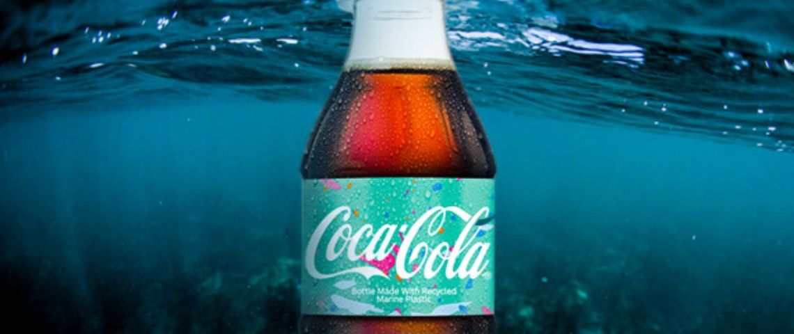 Coca Cola dévoile une bouteille à base de plastique marin recyclé Photo d'une bouteille de coco cola dans l'eau de mer
