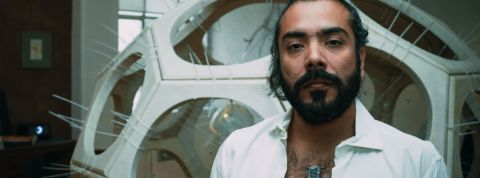 Les cyborg qui se sont fait greffer une boussole nous racontent leur expérience Victor Perez Rul porte une boussole North Sense sur son torse