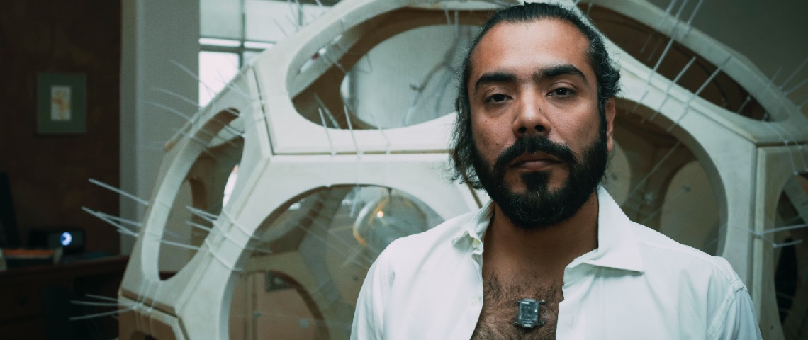 Les cyborg qui se sont fait greffer une boussole nous racontent leur expérience Victor Perez Rul porte une boussole North Sense sur son torse