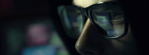 Pour échapper à la censure, BBC News va sur le darknet un gros plan sur un homme qui regarde un écran dans le noir