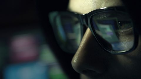Pour échapper à la censure, BBC News va sur le darknet un gros plan sur un homme qui regarde un écran dans le noir