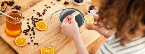 6 comptes Instagram à suivre pour se mettre au zéro déchet Une femme de dos qui prépare des cosmétiques maison