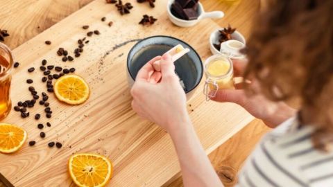 6 comptes Instagram à suivre pour se mettre au zéro déchet Une femme de dos qui prépare des cosmétiques maison