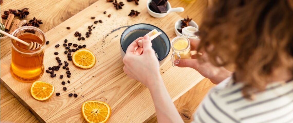 6 comptes Instagram à suivre pour se mettre au zéro déchet Une femme de dos qui prépare des cosmétiques maison