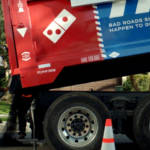 camion dominos pizza reconstruisant la route