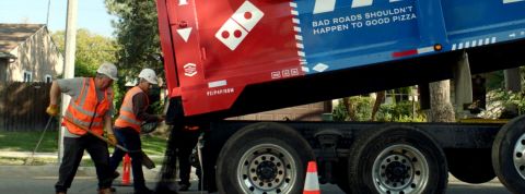 Redynamiser villes et collectivités locales, un job pour la pub ? camion dominos pizza reconstruisant la route