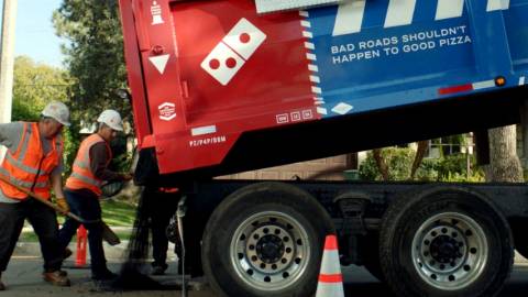 camion dominos pizza reconstruisant la route