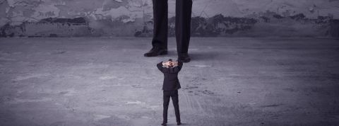 Comment les petites boîtes subissent les exigences des grosses Un homme face à un géant