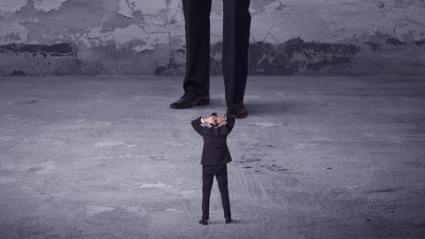 Un homme face à un géant