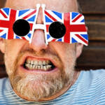 Un homme en train de faire une grimace et portant des lunettes avec l'Union Jack