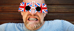 Un homme en train de faire une grimace et portant des lunettes avec l'Union Jack