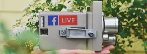 Quel modèle économique pour les médias 100% vidéos sur les réseaux ? une vieille caméra avec un stickers Facebook live dessus
