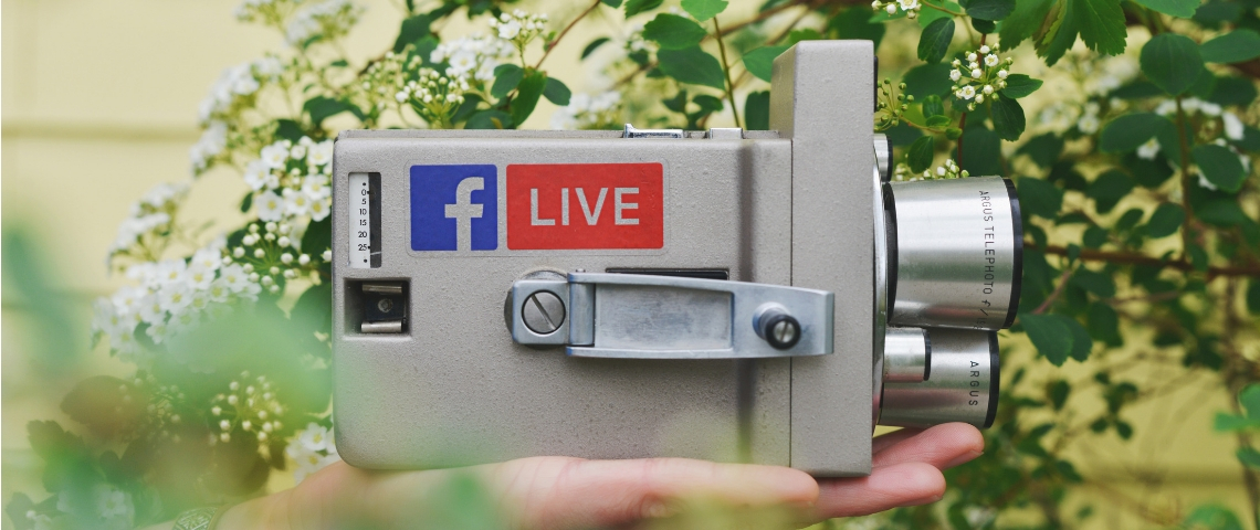 Quel modèle économique pour les médias 100% vidéos sur les réseaux ? une vieille caméra avec un stickers Facebook live dessus
