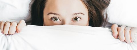 Prendre le temps, se reposer, dormir : c'est tout le but de cette expo une femme sous la couette