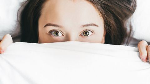 Prendre le temps, se reposer, dormir : c'est tout le but de cette expo une femme sous la couette