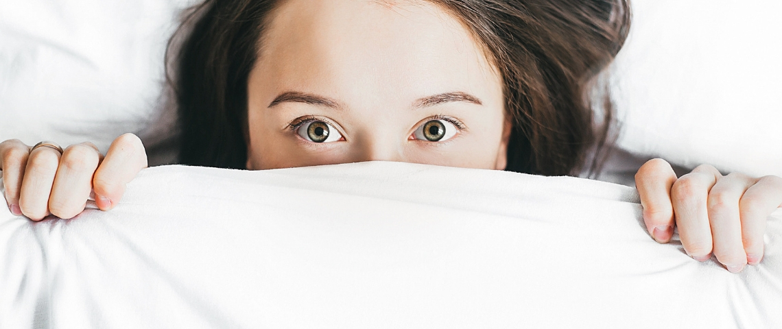 Prendre le temps, se reposer, dormir : c'est tout le but de cette expo une femme sous la couette
