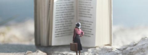 Musique, philo, jolis mots… pourquoi l'entreprise a-t-elle besoin de se raconter des histoires ? une femme devant un livre géant