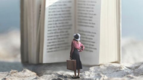 une femme devant un livre géant