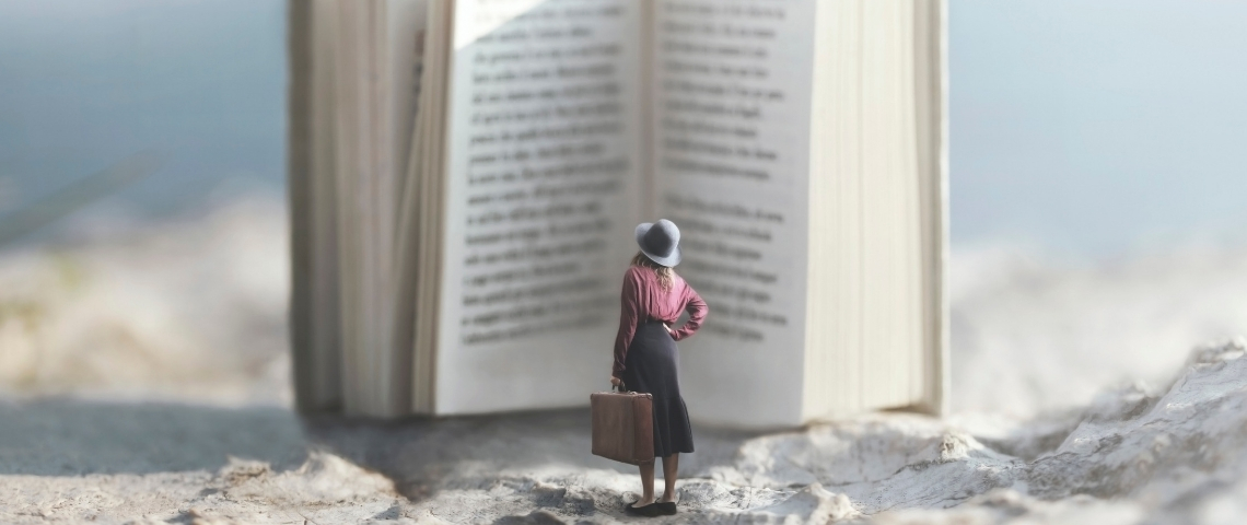 Musique, philo, jolis mots… pourquoi l'entreprise a-t-elle besoin de se raconter des histoires ? une femme devant un livre géant