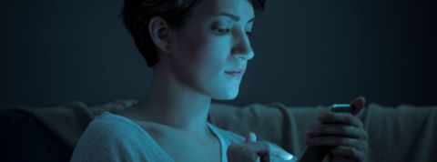 Découvrez le Shinstagram, un compte Instagram privé Une femme qui regarde son écran de téléphone dans le noir