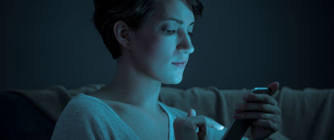 Découvrez le Shinstagram, un compte Instagram privé Une femme qui regarde son écran de téléphone dans le noir