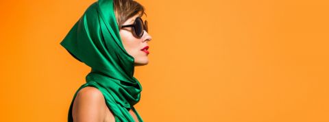 Mode : l’éthique devient glamour, et ce n’est pas une bonne chose femme habillée en vert sur fond orange