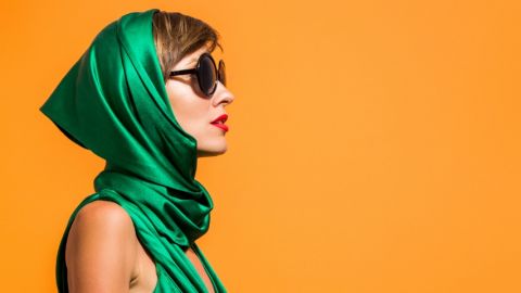 femme habillée en vert sur fond orange