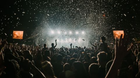 une soirée un dj et des confettis