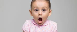 Une petite fille qui a l'air surpris