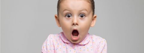 Tendance : inventer le prénom de ses enfants Une petite fille qui a l'air surpris