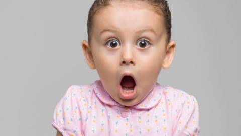 Une petite fille qui a l'air surpris