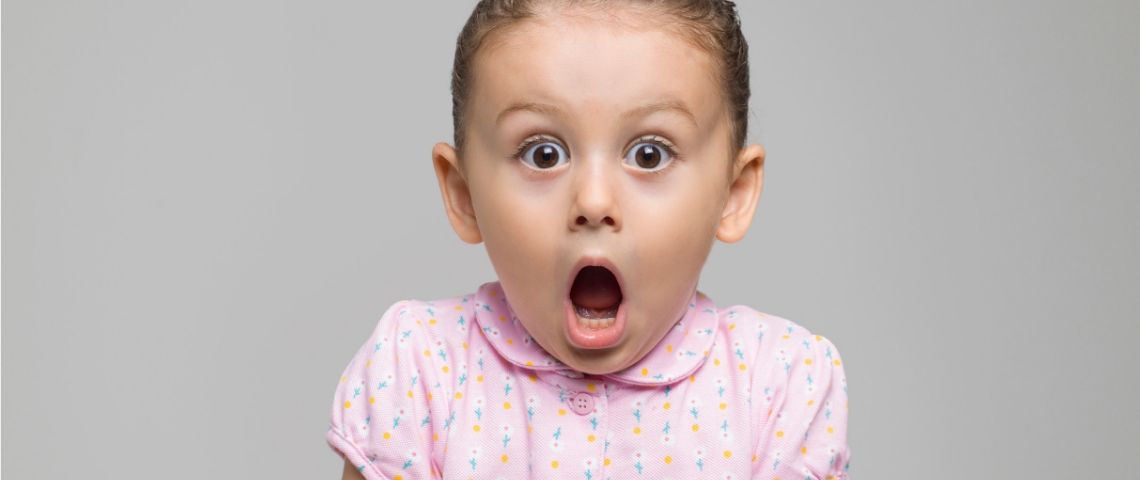 Tendance : inventer le prénom de ses enfants Une petite fille qui a l'air surpris