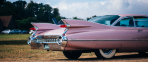 une voiture rose vintage