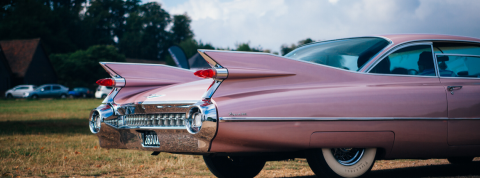 Le futur de l'automobile fait-il rêver ? une voiture rose vintage