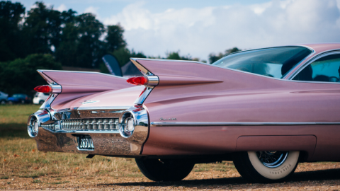 une voiture rose vintage