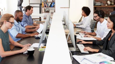 des gens travaillant dans une salle