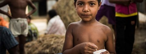 Comment devenir une entreprise sociale ? Un petit garçon au Bangladesh tenant un yaourt