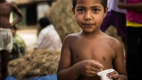Comment devenir une entreprise sociale ?  Un petit garçon au Bangladesh tenant un yaourt