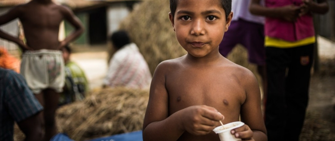 Comment devenir une entreprise sociale ? Un petit garçon au Bangladesh tenant un yaourt