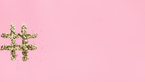 un hashtag en paillettes dorées