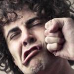 homme qui se prend un coup de poing