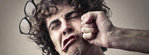 peut-on faire de la publicité responsable ? homme qui se prend un coup de poing